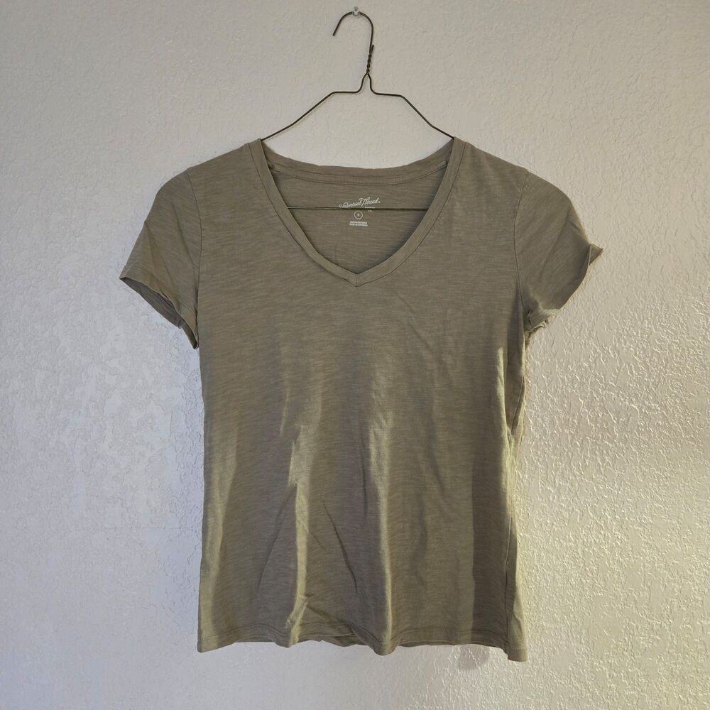 Universal Thread V-Neck T-Shirt Size M